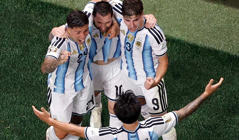 Enzo Fernandez, Messi y Julian celebran un gol de Argentina