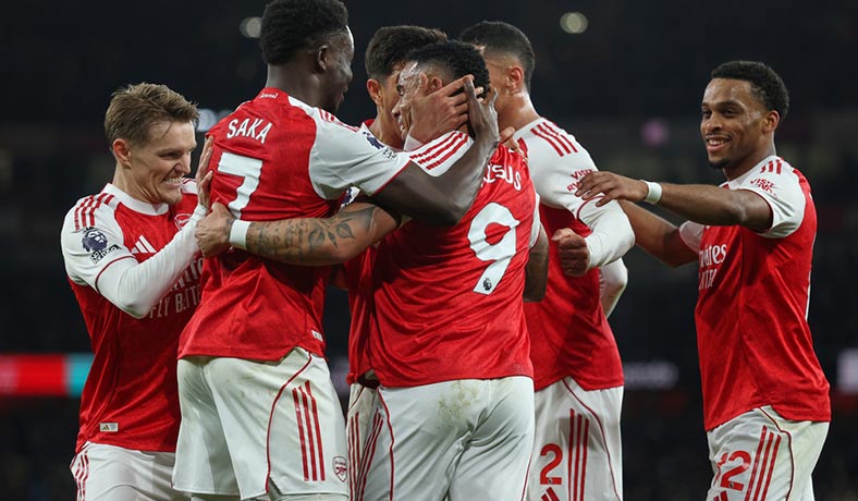 Duelo por la cima en Londres: Previa y mejores picks de Arsenal vs Aston Villa