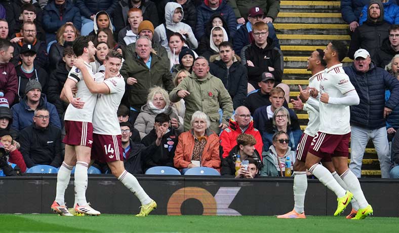 Viktor Gyoekeres y Declan Rice festejan un gol del Arsenal
