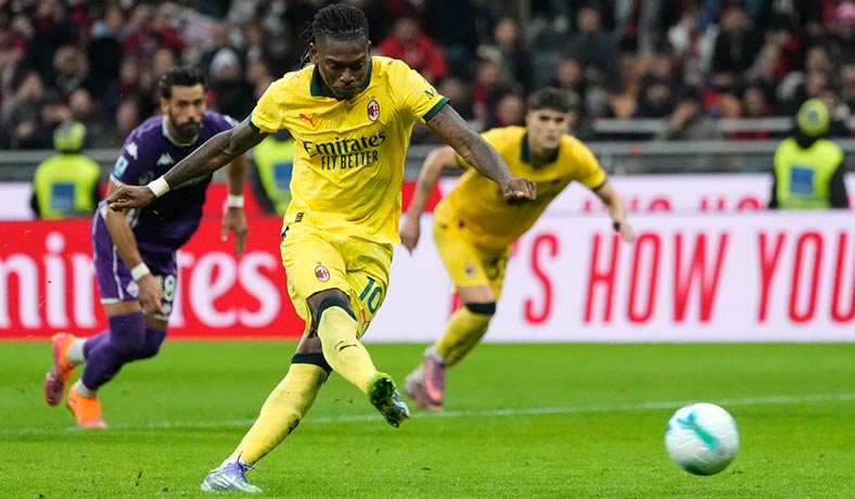 Rafael Leao anota de penal para el Milan ante Fiorentina