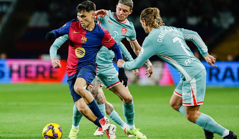 Pedri del Barcelona ante Griezmann y Gallagher del Atletico