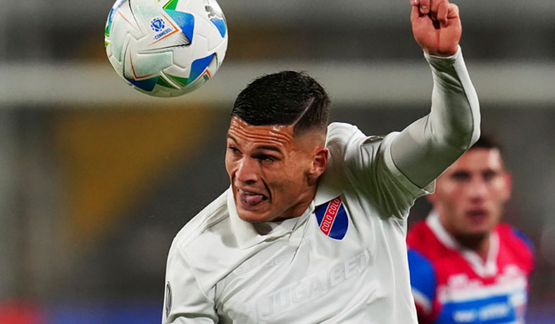 Lucas Cepeda de Colo Colo en partido de Copa Libertadores