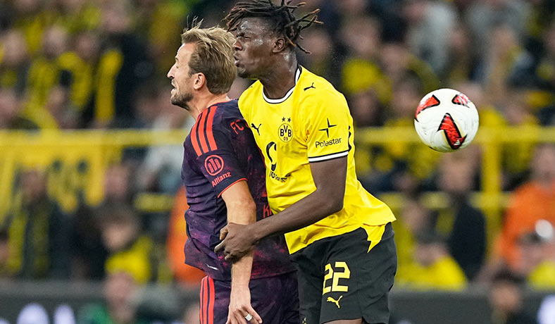Harry Kane del Bayern ante Joane Gadou del Dortmund