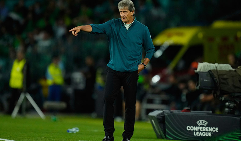 Manuel Pellegrini da instrucciones en partido del Betis