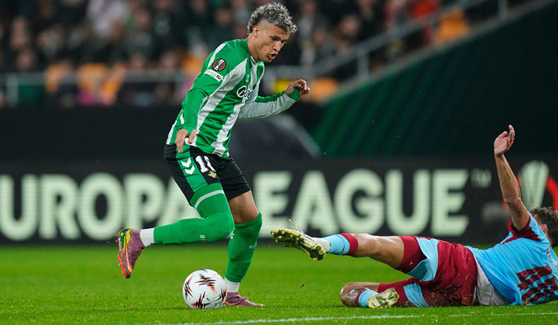 Nelson Deossa del Betis en partido de Europa League