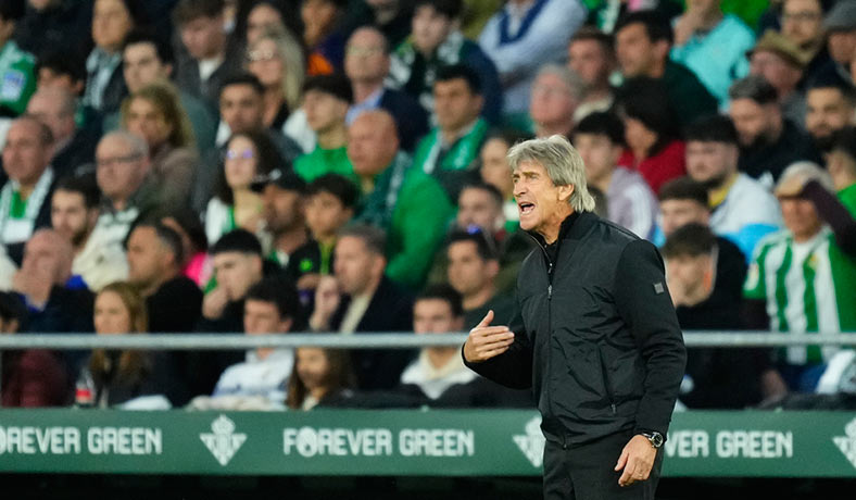 Manuel Pellegrini da indicaciones en partido del Betis