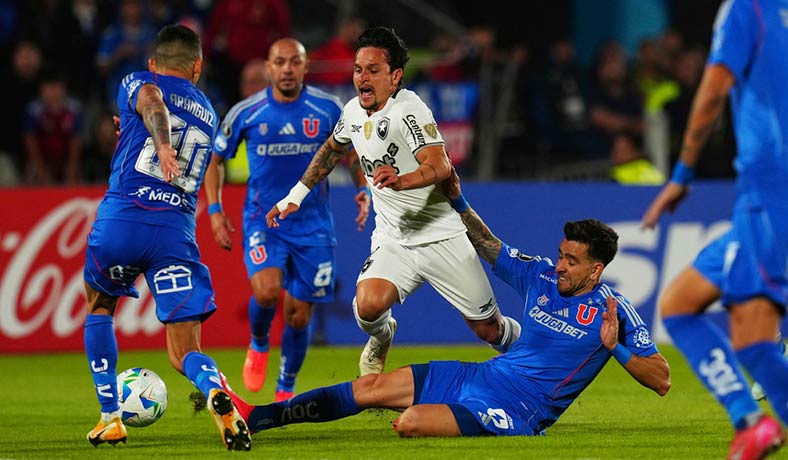 Matias Zaldivia de Universidad de Chile frente a Botafogo