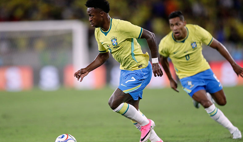 Vinicius Junior de Brasil en acción ante Panamá