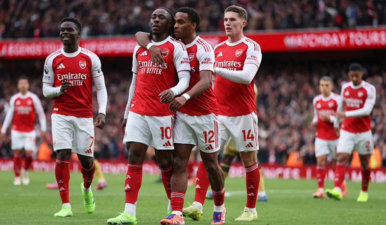 Jugadores del Arsenal festejan un gol de Eberechi Eze