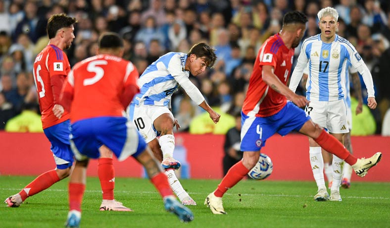 Paulo Dybala anota un gol de Argentina contra Chile