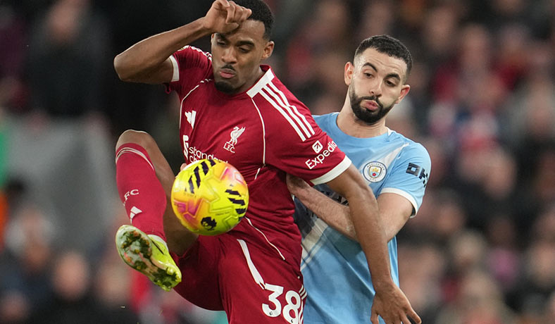 Ryan Gravenberch de Liverpool ante Ait-Nouri del City