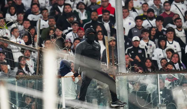 Hinchas de Colo Colo en partido de Copa Libertadores