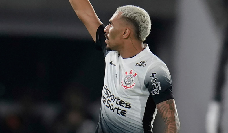 Matheuzinho celebra un gol en la Copa Sudamericana