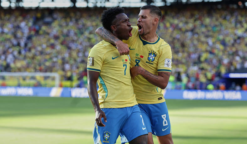 Vini jr y Bruno Guimaraes festejan un gol de Brasil