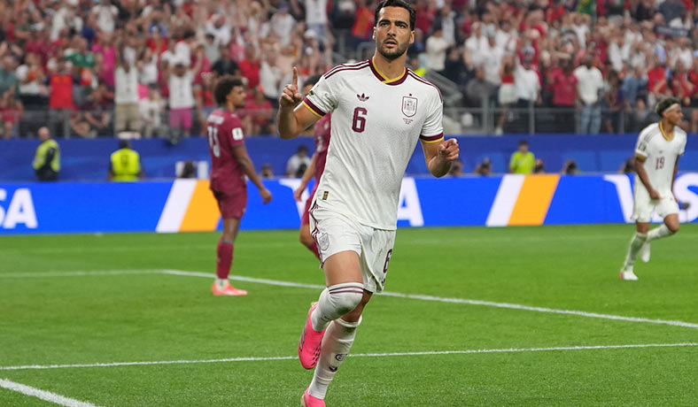 Mikel Merino festeja el gol de España ante Portugal