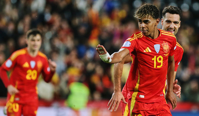 Lamine Yamal festeja un gol de España en Nations League