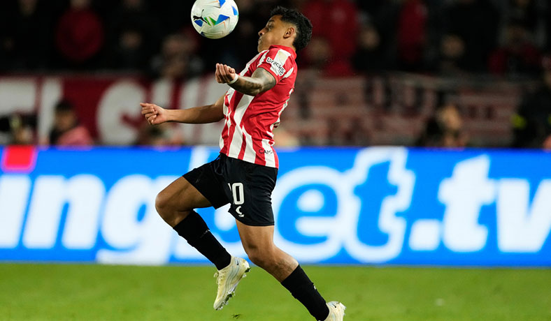 Tiago Palacios de Estudiantes en partido por Copa Libertadores