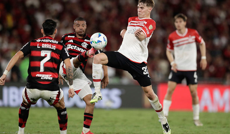 Apuestas de Estudiantes vs Flamengo en un duelo de históricos en La Plata