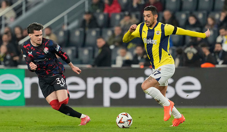 Irfan Kahveci de Fenerbahce en partido de Europa League