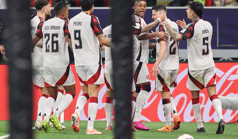 Jugadores de Flamengo celebran un gol de Jorginho
