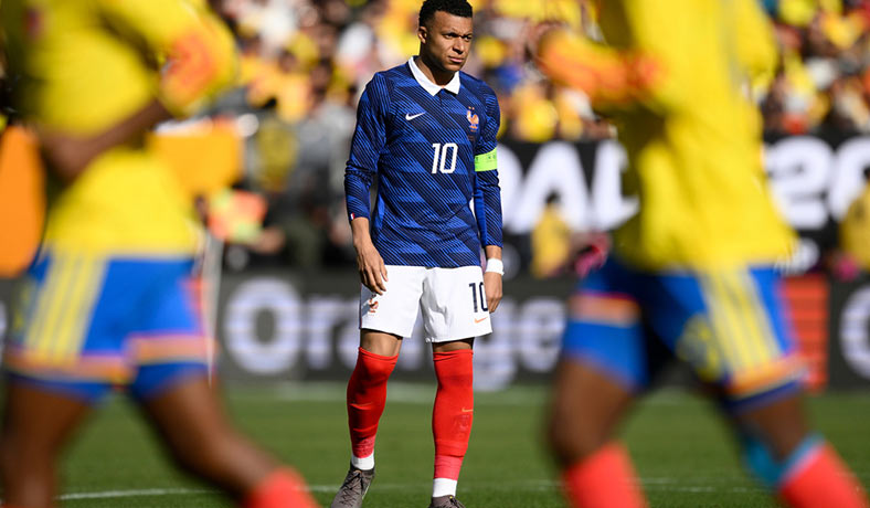 Kylian Mbappé de Francia en acción contra Colombia