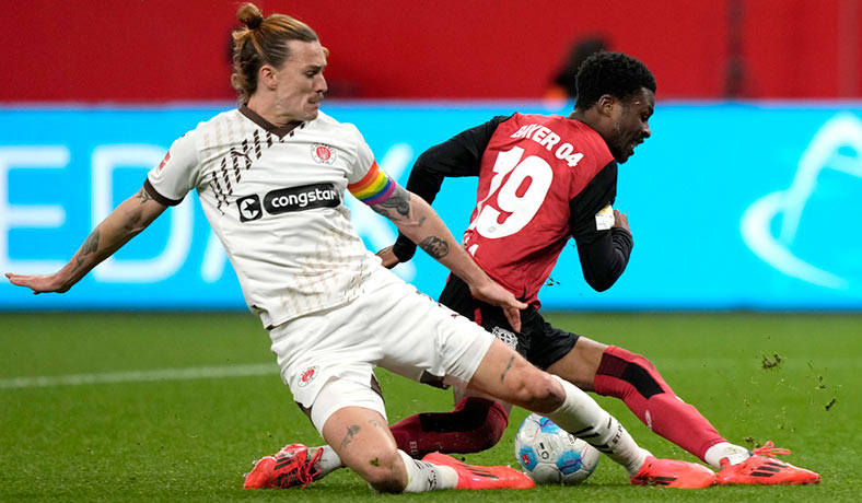 Jackson Irvine de St Pauli en accion contra Leverkusen