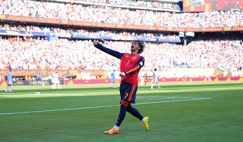 Ferran Torres festeja el gol de España en la final del Mundial