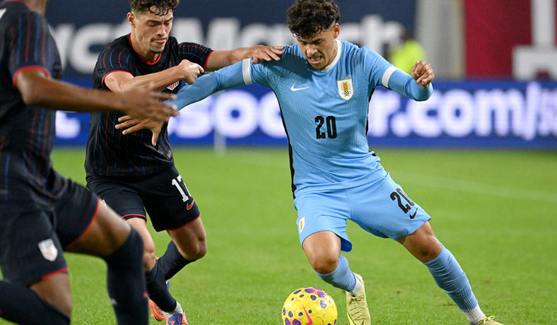 Maximiliano Araujo de Uruguay en amistoso ante USA