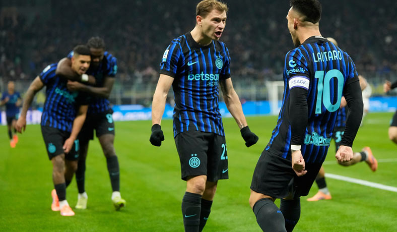 Lautaro Martinez y Nicolo Barella celebran un gol del Inter