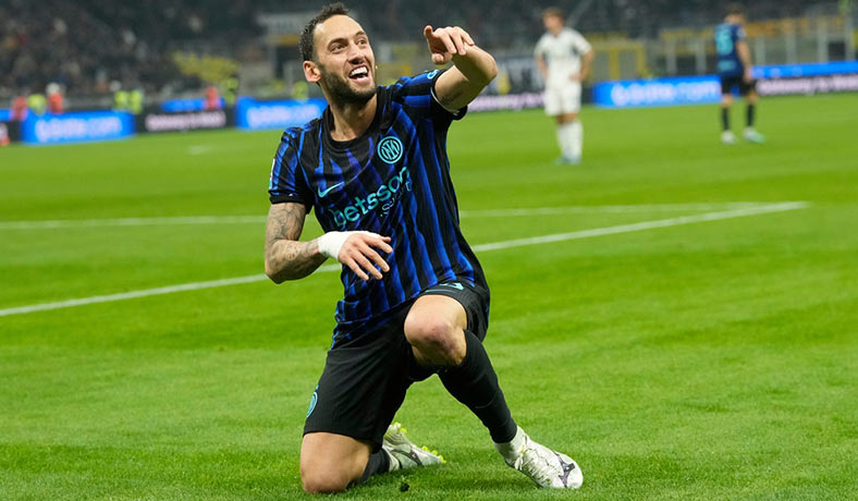 Hakan Calhanoglu celebra un gol del Inter frente a Como