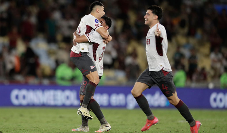 Jugadores de Lanús celebran un triunfo en Copa Sudamericana