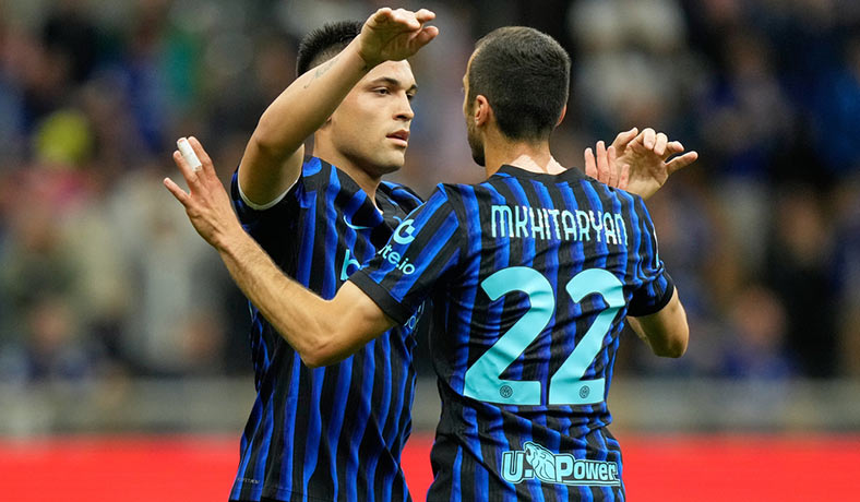 Mkhitaryan y Lautaro Martinez festejan un gol del Inter