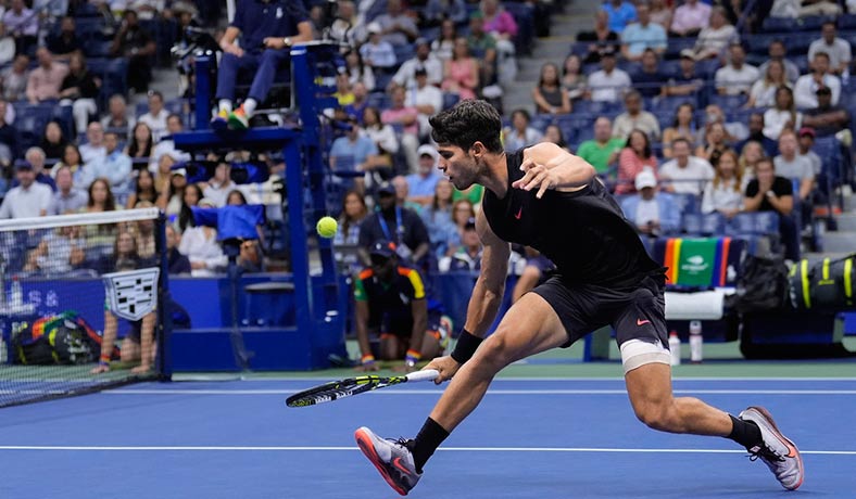 Carlos Alcaraz en acción en USTA National Tennis Center