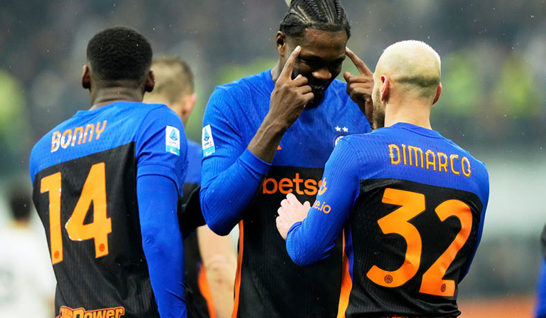 Federico Dimarco celebra un gol del Inter con Thuram