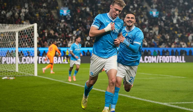 Rasmus Hojlund celebra un gol del Napoli