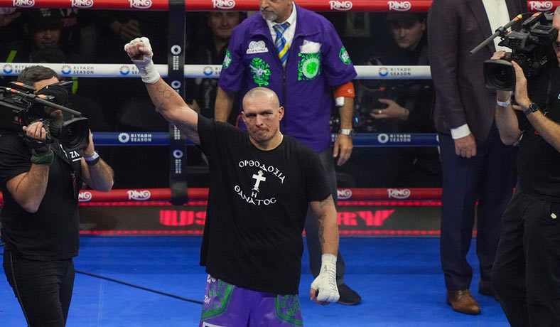 Oleksandr Usyk celebra su segundo triunfo sobre Tyson Fury