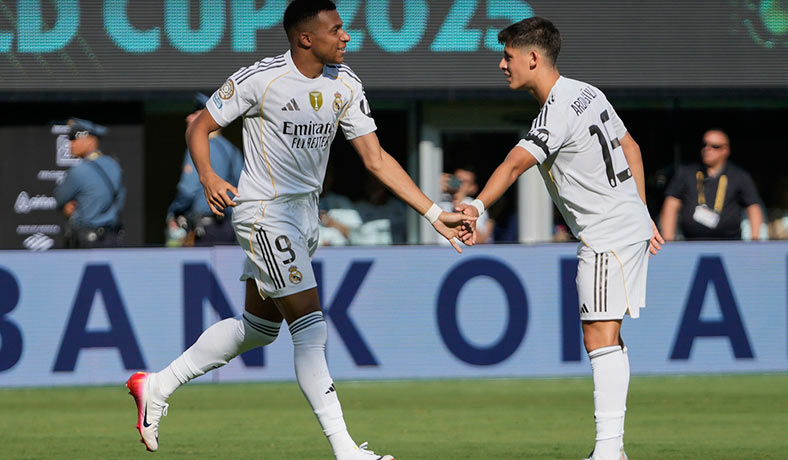 Kylian Mbappe celebra un gol del Real Madrid con Arda Guler