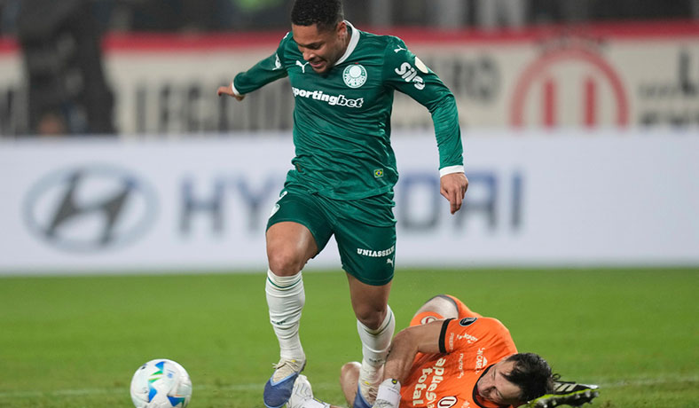 Vitor Roque de Palmeiras en accion por Copa Libertadores