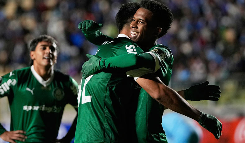 Estevao de Palmeiras festeja un gol en Copa Libertadores