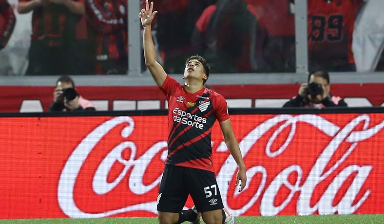 Joao Cruz celebra un gol de Athletico PR en la Sudamericana