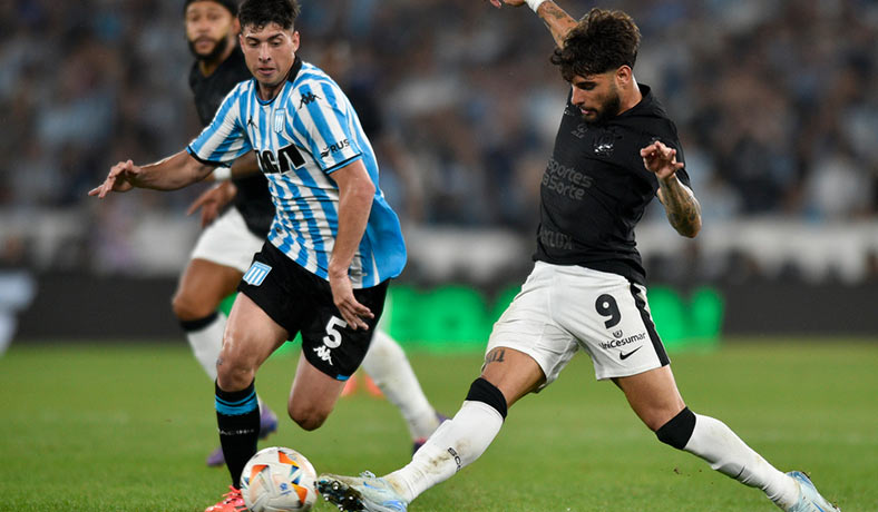 Juan Nardoni de Racing en partido de Copa Libertadores