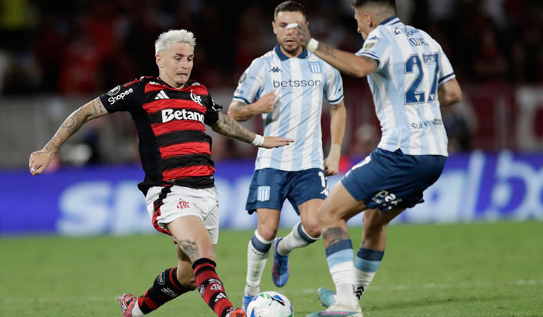 Guillermo Varela de Flamengo y Gabriel Rojas de Racing