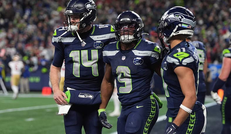 Darnold, Walker y Smith Njigba celebran un TD de Seahawks