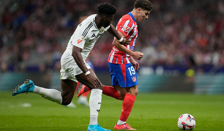 Julian Alvarez de Atletico ante Tchouameni del Real Madrid