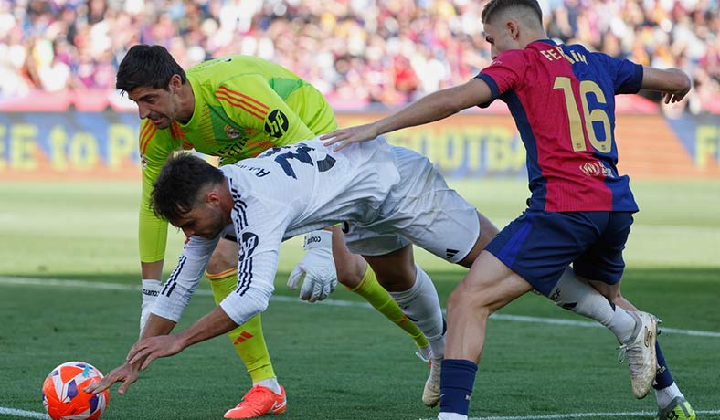 Fermin Lopez ante Raul Ausencio y Cuourtois en El Clasico