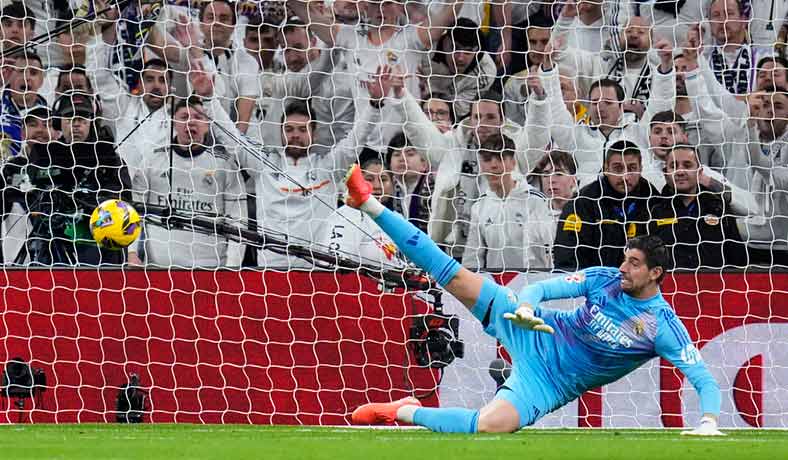 Thibaut Courtois del Real Madrid intenta tapar un penal en LaLiga