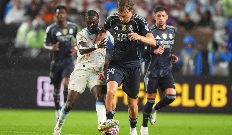 Dean Huijsen del Real Madrid en partido ante Salzburgo