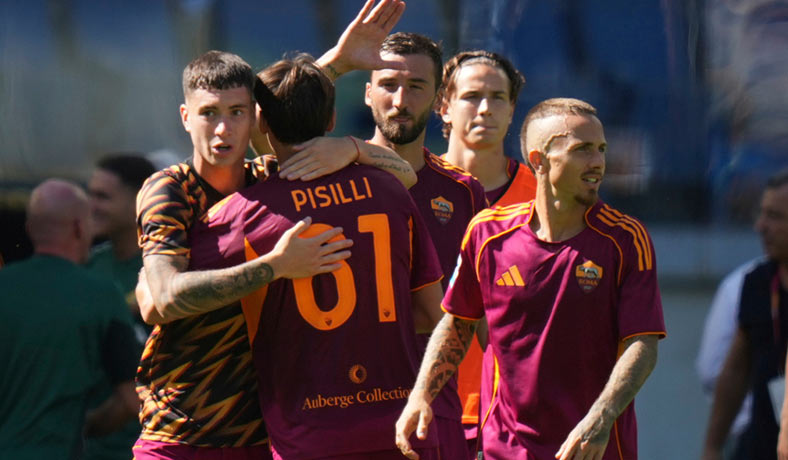 Jugadores de la Roma celebran un triunfo en la Serie A
