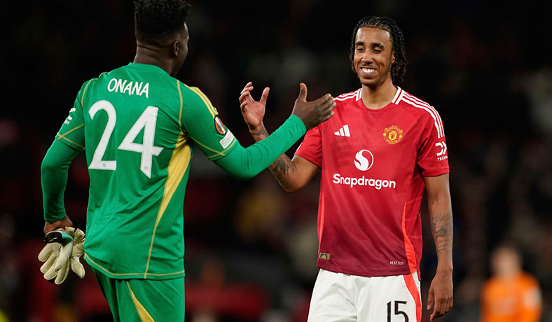 Andre Onana y Leny Yoro celebran un triunfo del Manchester