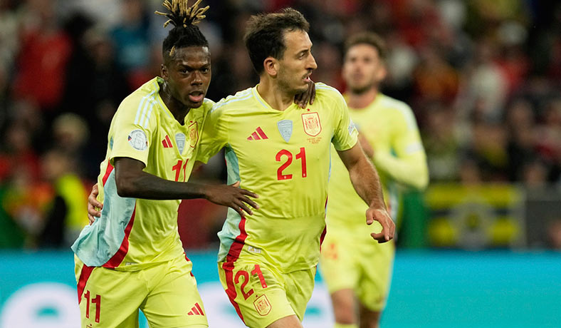 Mikel Oyarzabal y Nico Williams celebran un gol de España